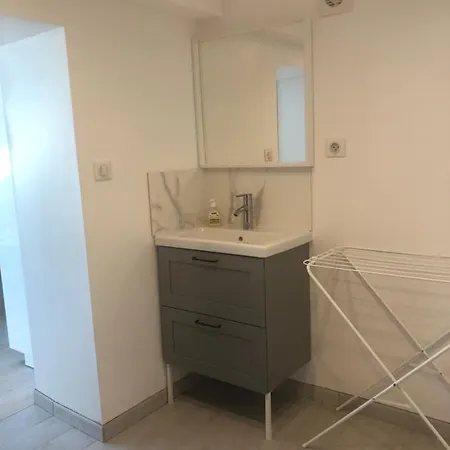 Appartement Paisible Proche Centre Ville Bron Exterior photo