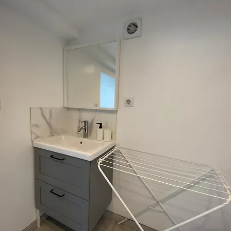 Appartement Paisible Proche Centre Ville Bron Exterior photo